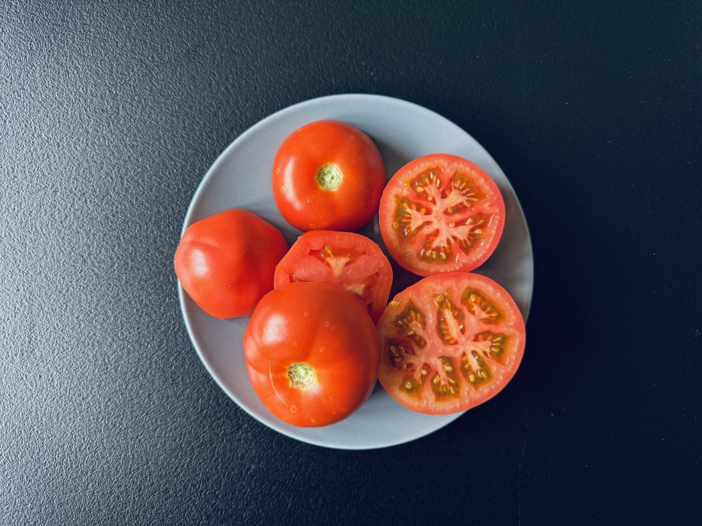 Svaigi veseli un pārgriezti tomāti pan con tomate receptei.