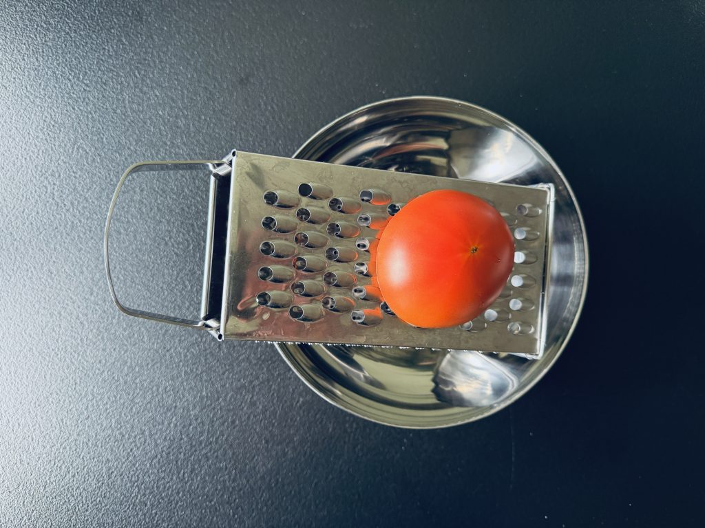Tomāts uz rīves pan con tomate gatavošanā.