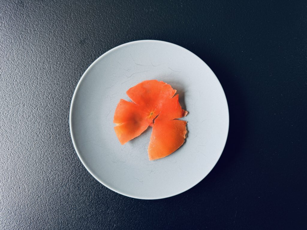 Norīvēta tomāta miza pan con tomate gatavošanai.