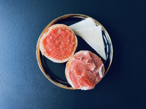 Pan con tomate y jamón – spāņu brokastu maize ar rīvētiem tomātiem un šķiņķi