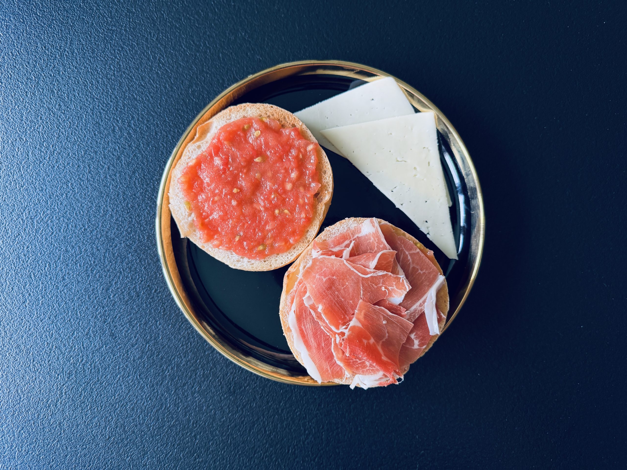 Pan con tomate y jamón – spāņu brokastu maize ar rīvētiem tomātiem un šķiņķi