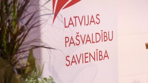 Latvijas Pašvaldību savienības baneris pasākumā