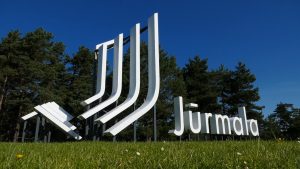 Jūrmalas pilsētas zīme pie iebraukšanas kūrortā