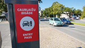 Jūrmalas caurlaižu iegādes automāts pie iebraukšanas pilsētā