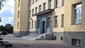Jēkabpils 2. vidusskolas ēkas ieeja ar Latvijas karogiem