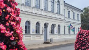 Jēkabpils pilsētas dome ar ziediem priekšplānā