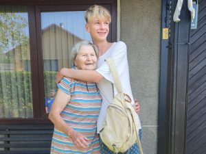 Karens apskauj savu vecmāmiņu.