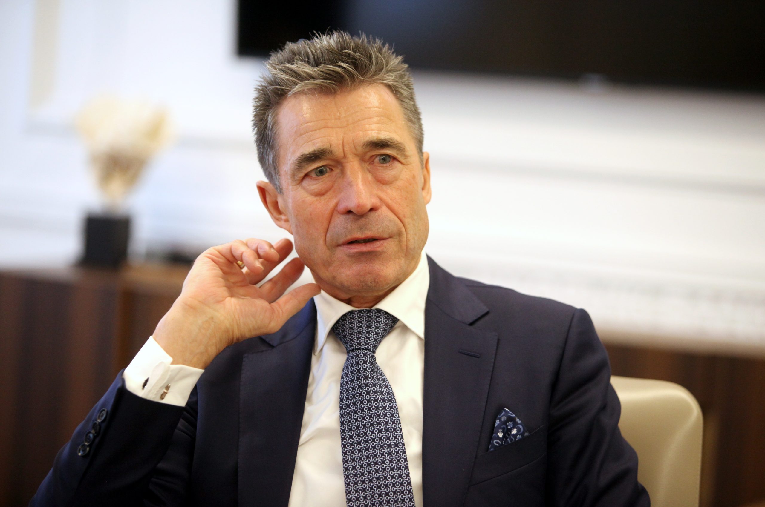 Anderss Fogs Rasmusens portretā