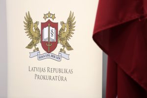 Latvijas Republikas Prokuratūras emblēma un sarkanvīna krāsas apmetnis