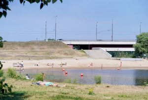 Atpūtnieki Lucavsalas peldvietā saulainā dienā