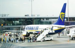 Pasažieri iekāpj lidmašīnā "Ryanair".