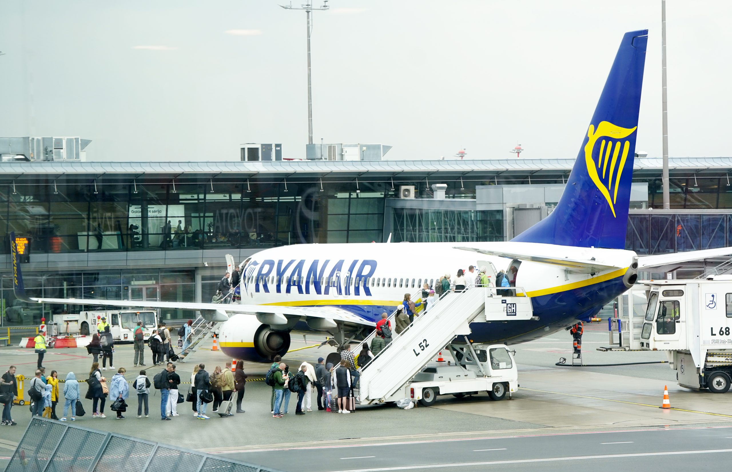 Pasažieri iekāpj lidmašīnā 