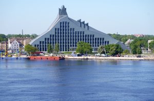 Latvijas Nacionālā bibliotēka, saukta arī par Gaismas pili, atrodas Rīgā, Daugavas kreisajā krastā