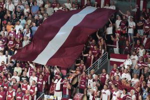 Latvijas basketbola fani ar lielu sarkanbaltsarkanu karogu