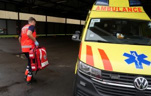 Ārsts ar medicīnisko somu dodas uz Neatliekamās medicīniskās palīdzības dienesta (NMPD) operatīvo transportlīdzekli.