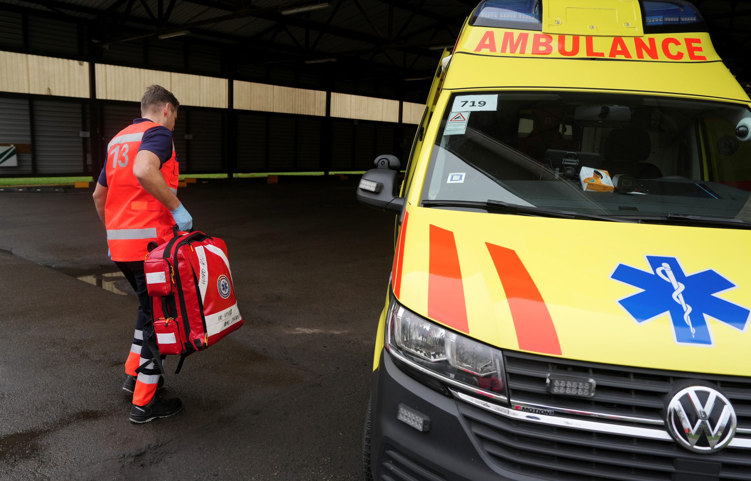 Ārsts ar medicīnisko somu dodas uz Neatliekamās medicīniskās palīdzības dienesta (NMPD) operatīvo transportlīdzekli.