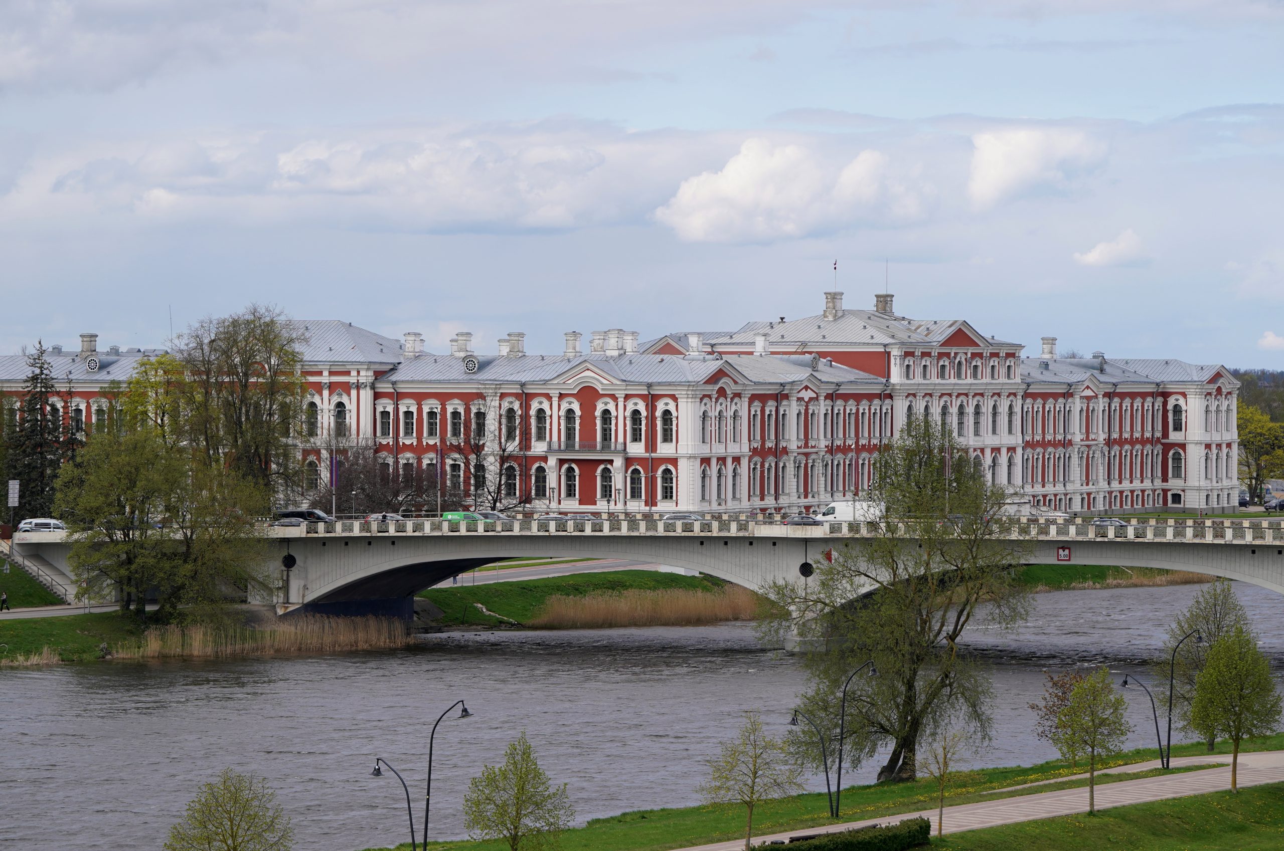Jelgavas pils skats pāri Lielupei