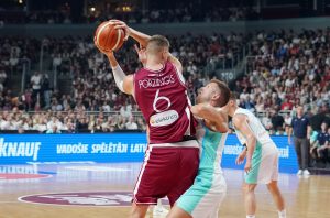 Kristaps Porziņģis spēlē basketbola izlasē pret Slovēniju