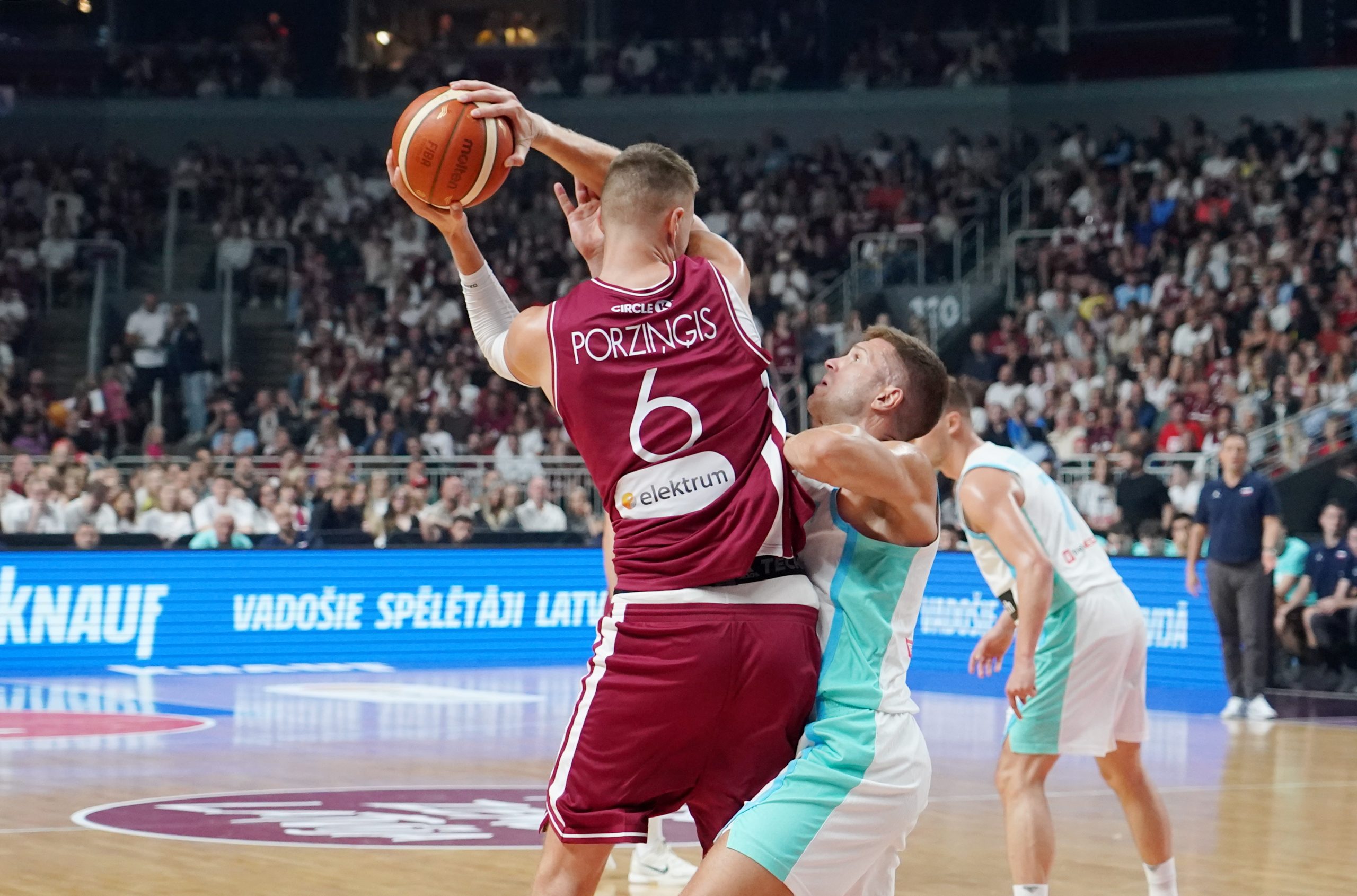 Kristaps Porziņģis spēlē basketbola izlasē pret Slovēniju