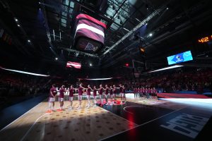 Latvijas basketbola izlase stāv rindā pirms spēles.