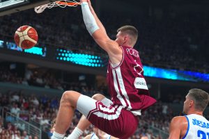 Kristaps Porziņģis slam dunk Latvijas izlases spēlē