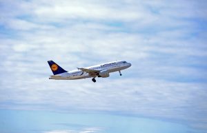 Lufthansa lidmašīna lido debesīs ar paceltām šasijām.
