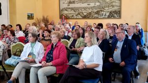 Klausītāji piedalās forumā vai diskusijā Odzienas pilī