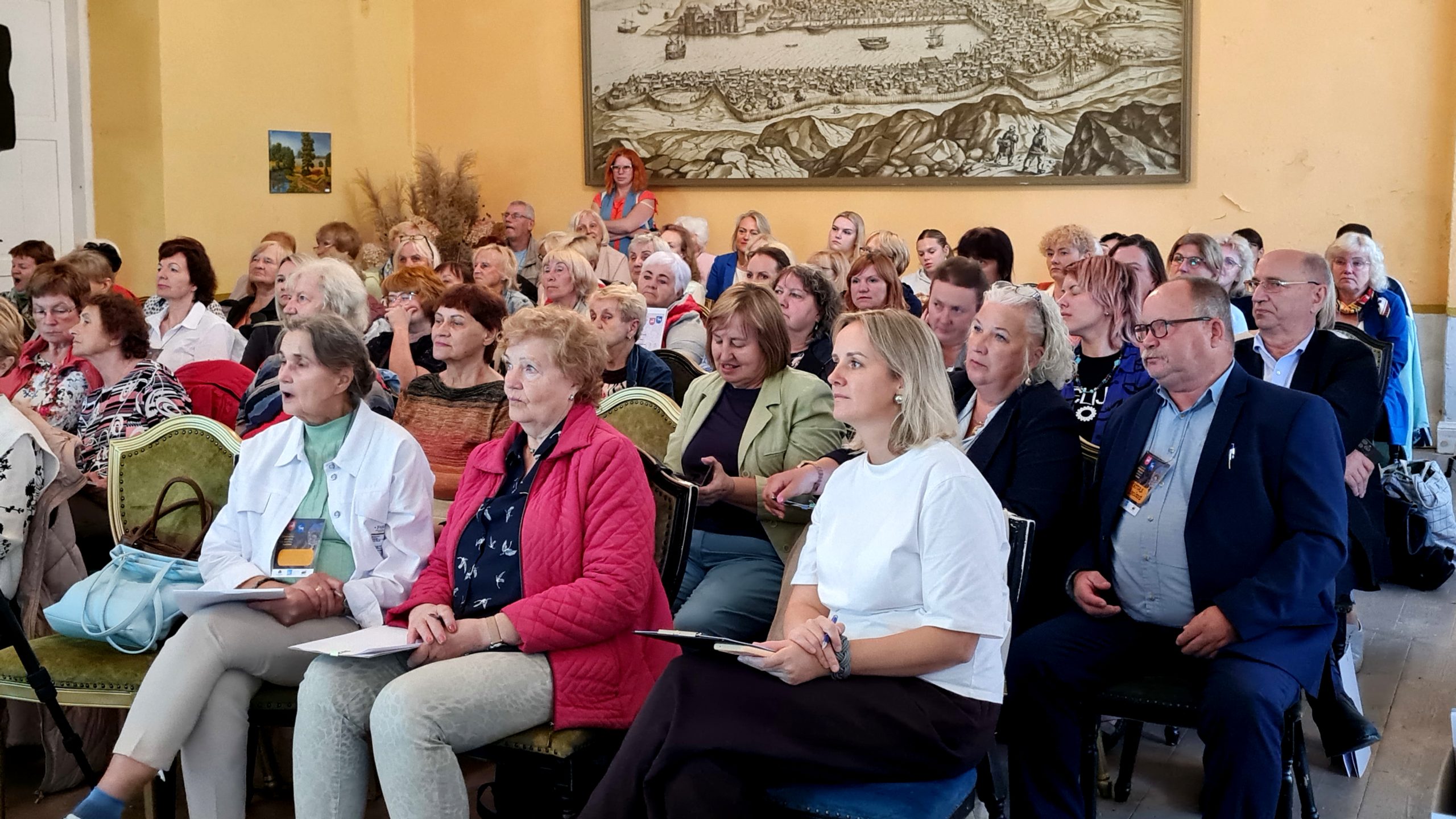 Klausītāji piedalās forumā vai diskusijā Odzienas pilī