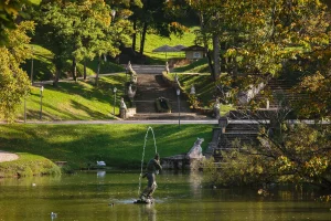 Baroka stila Cēsu pils parks ar akmens kāpnēm, statujām un dīķi ar strūklaku