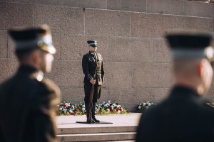 Godasardzes karavīrs pie Brīvības pieminekļa