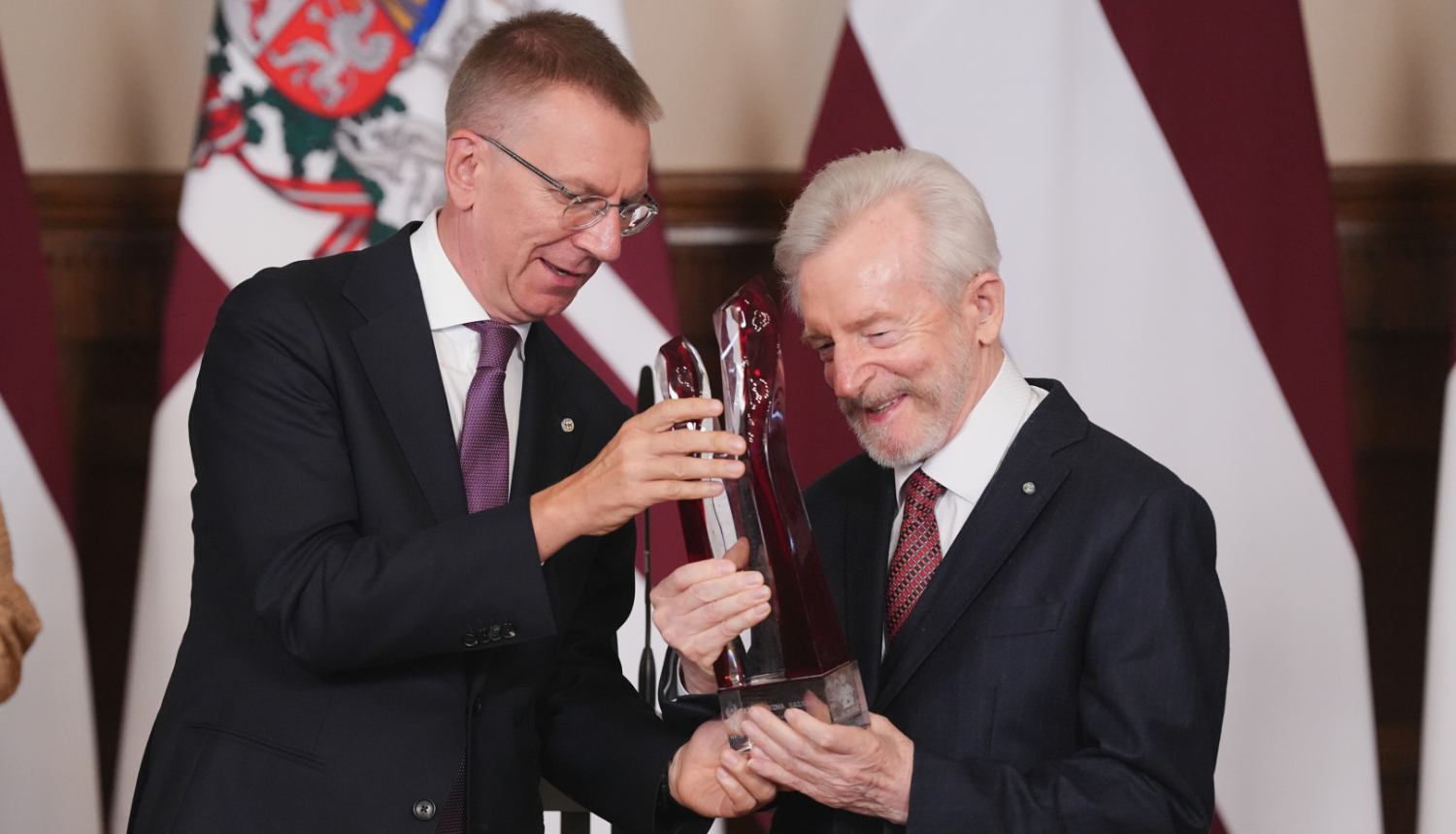 Valsts prezidents Edgars Rinkēvičs pasniedz Valstiskuma balvu Imantam Lancmanim.