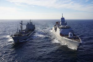 NATO jūras spēku kuģi veic pārapgādi jūrā.