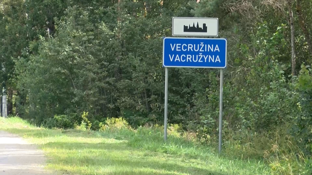 Ceļa zīme ar uzrakstu “Vecružina” latviešu un latgaliešu valodā