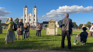 Svētceļnieki pie Aglonas bazilikas, vērojot svinīgo pasākumu