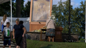 “Pirmkārt, noteikti lūgties visi nāk uz šejieni, brauc, kurš ar kādu nodomu. Kurš sirsniņai sev tuvāk kaut ko. Pie Aglonas Dievmātes noteikt ir vērts atbraukt, palūgties, un vienmēr viss piepildās, arī man personīgi ir piepildījies,” saka dziedātāja Sanita no Līvānu kora draudzes. Sieviete lūgšanā pie Aglonas Dievmātes ikonas