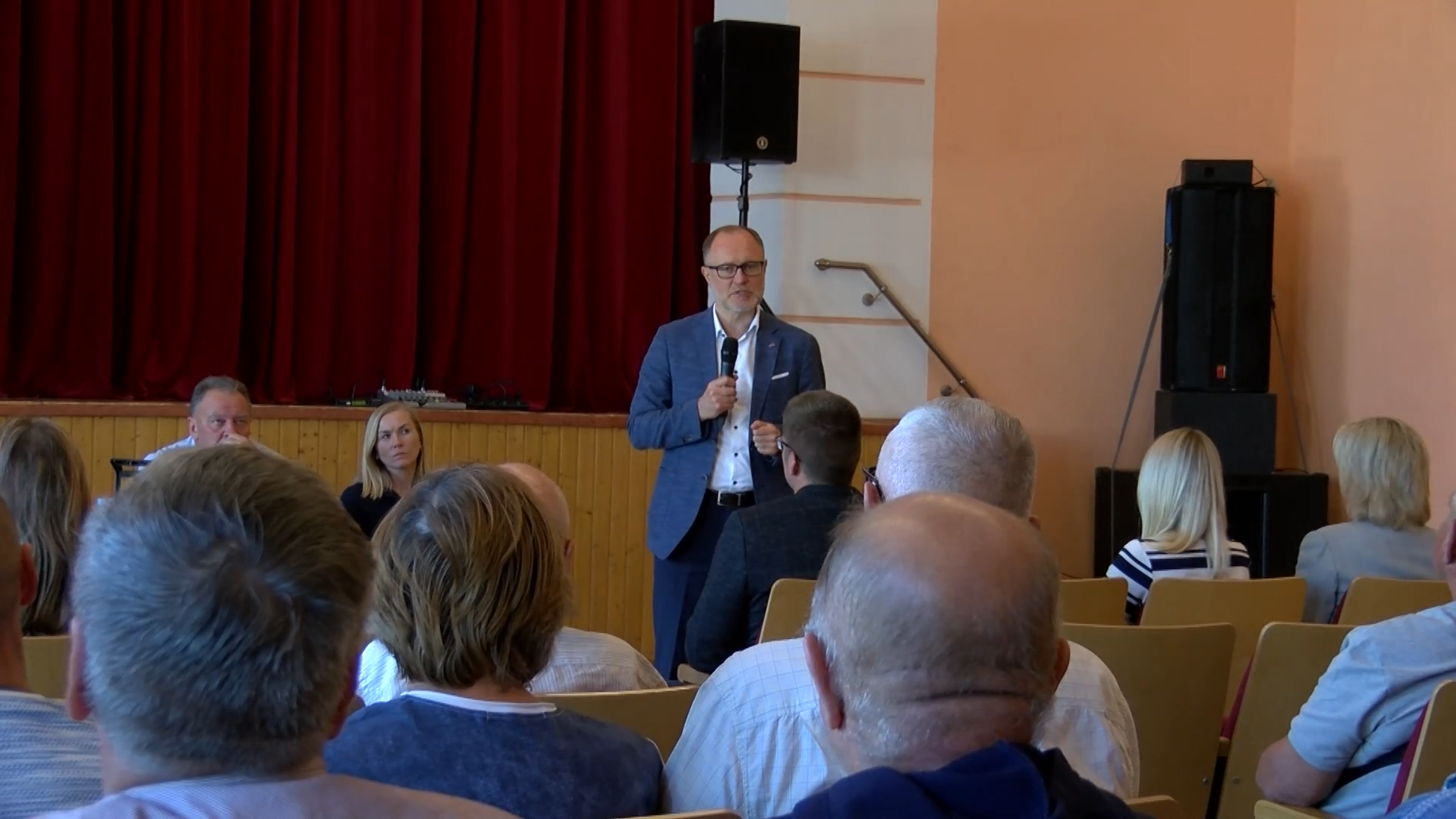 Aizsardzības ministrs Andris Sprūds uzstājas ar runu auditorijas priekšā