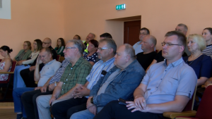 Sanāksmes dalībnieki klausās runātāju