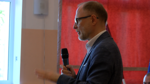 Aizsardzības ministrs Andris Sprūds ar mikrofonu runā sanāksmē