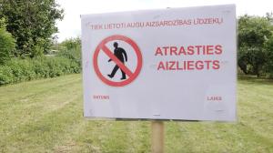 Brīdinājuma zīme laukā – “Atrasties aizliegts, tiek lietoti augu aizsardzības līdzekļi”