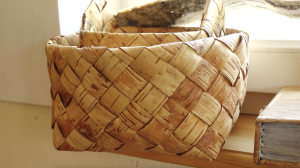 Rokām pīts bērza tāss grozs uz palodzes