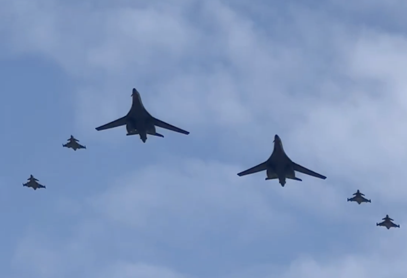 Militārie lidaparāti lidojumā formācijā