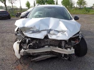 Smagi avarējis auto ar sadragātu priekšējo daļu pēc ceļu satiksmes negadījuma.