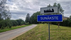 Sunākstes ciema ceļazīme pie iebrauktuves ciematā.