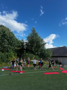 Jogas nodarbība brīvā dabā latviešu diasporas nometnē Norvēģijā