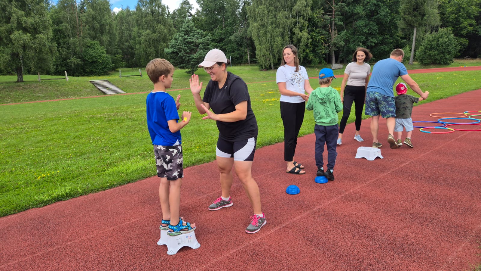 Vecāki un bērni piedalās kopīgās sporta aktivitātēs brīvā dabā
