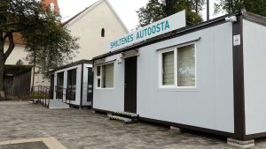 Smiltenes autoostas ēka ar uzrakstu pie ieejas