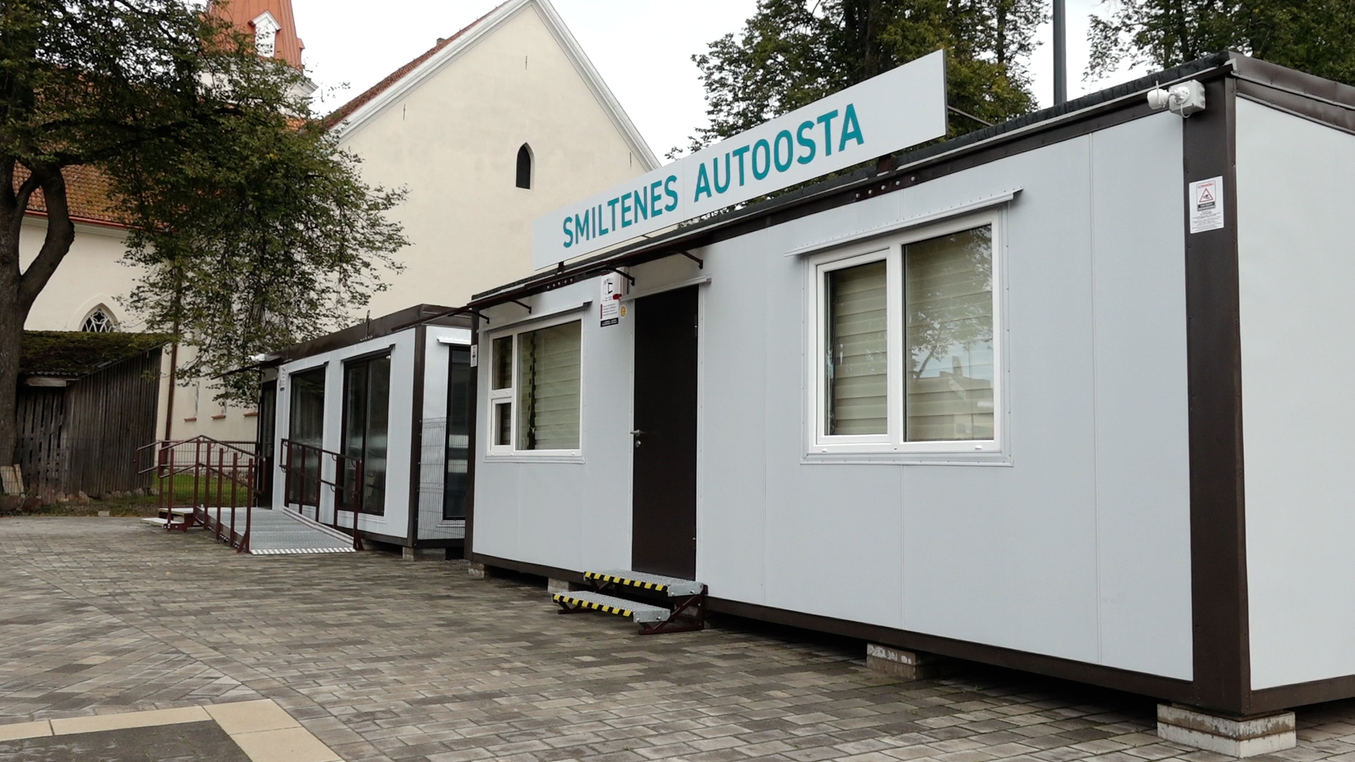 Smiltenes autoostas ēka ar uzrakstu pie ieejas