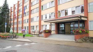 Ķekavas novada pašvaldības ēka ar Latvijas, Ukrainas un ES karogiem