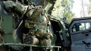 Militārais ekipējums piestiprināts pie bruņumašīnas