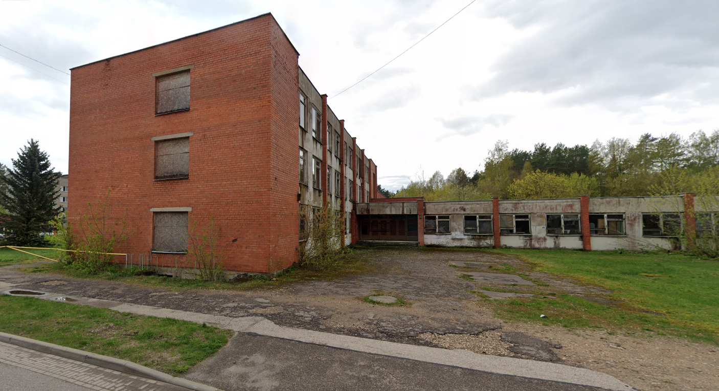 Grausts, biroju ēka Daugavpilī, Čiekuru ielā 4, ar ķieģeļu fasādi un aizsistām logu atverēm.
